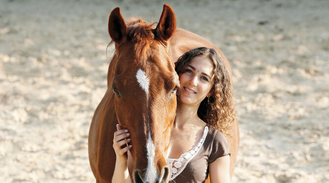 Die 28-jährige  Kenzie Dysli wohnt mit ihrer Familie auf einer Ranch in Andalusien. Bekannt wurde  sie durch die  Kinofilm-Triol