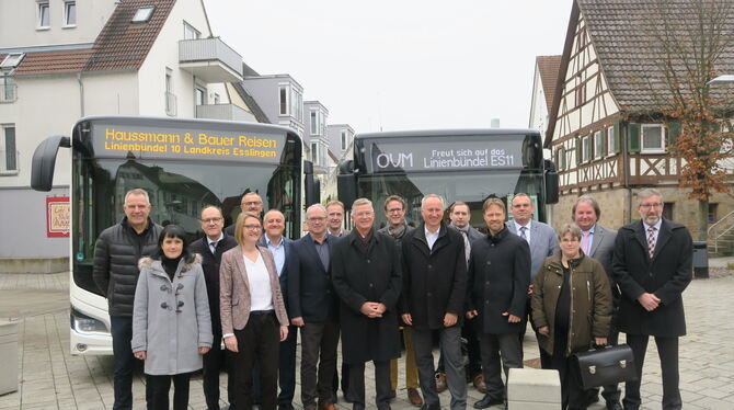 Vertreter aus der Politik und der Firmen Haussmann&Bauer und Omnibus Melchinger präsentieren neue Busse der Firmen in Neckartenz