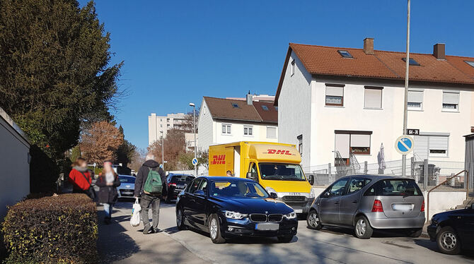 In der Justinus-Kerner-Straße geht es eng zu. Tempo 50 ist zu schnell, finden Anwohner.  FOTO: TRINKHAUS