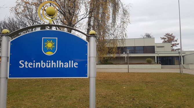 Die Steinbühlhalle in Undingen: Hier soll das Dach saniert werden, aber nicht komplett, sondern des Sparzwangs wegen nur ein Tei Die Steinbühlhalle in Undingen: Hier soll das Dach saniert werden, aber nicht komplett, sondern des Sparzwangs wegen nur ein Tei