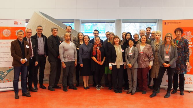 Referenten und Gastgeber des ersten internationalen Textilsymposiums an der Hochschule Reutlingen.  FOTO: HOCHSCHULE