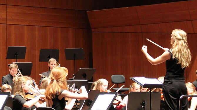 Musiker des NWO mit ihrer Dirigentin Maria Eiche in der Stadthalle.  FOTO: VARADY