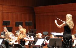 Musiker des NWO mit ihrer Dirigentin Maria Eiche in der Stadthalle.  FOTO: VARADY