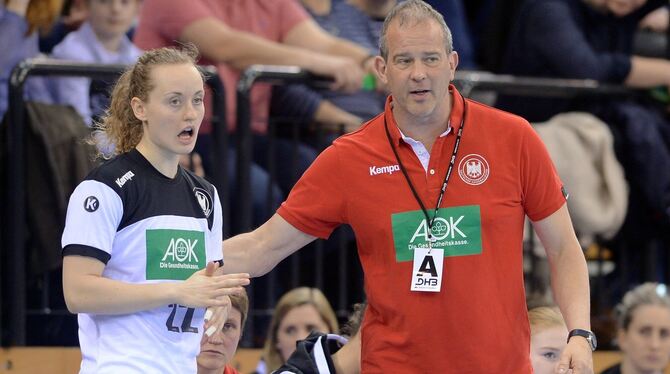 Mission Rückkehr in die Weltspitze: Handball-Bundestrainer Henk Groener mit der Metzingerin Maren Weigel.  FOTO: EIBNER