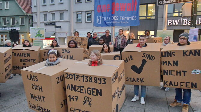 Mädels aus dem Görls-Verein trugen ihre Forderungen vor.  FOTO: MEYER