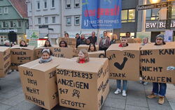 Mädels aus dem Görls-Verein trugen ihre Forderungen vor.  FOTO: MEYER