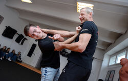 Zum Lachen ist wohl eher niemandem zumute, wenn er einen Daumen in den empfindlichen Nervendruckpunkt hinterm Ohr geschoben beko