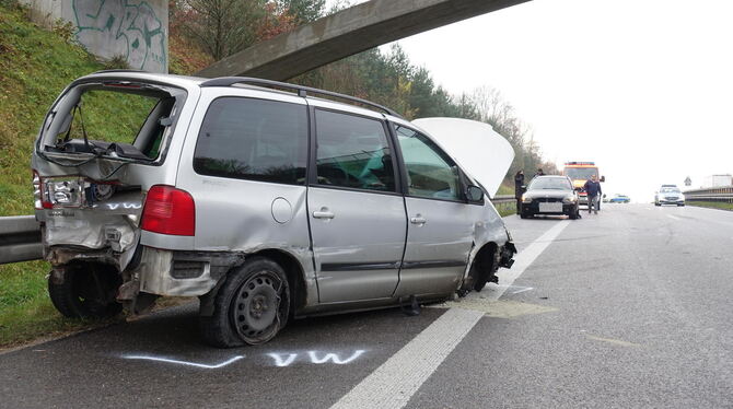 Die beiden Insassen dieses Wagens wurden vom Rettungsdienst ins Krankenhaus gebracht.