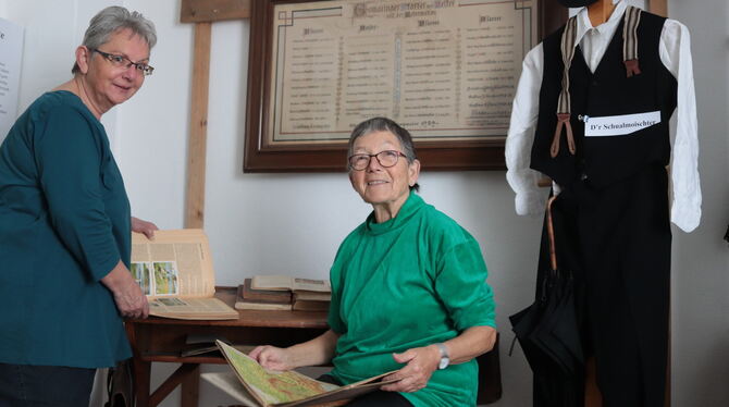 Eine Ausstellung übers frühere Leben in Gomaringen haben Beatrice Burst (links) und Hannelore Kemmler im Gomaringer Schloss zusa