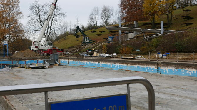 Mehr Spaß in der kommenden Badesaison: Eine Halbröhrenrutsche ist gestern im Eninger Freibad aufgestellt worden.  FOTO: LEISTER