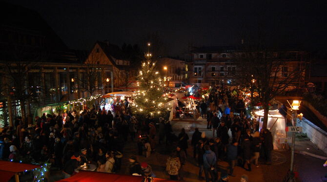 Der Markt in Wannweil sorgt mit seinen 45 Ständen, Musik und Nikolausumzug für weihnachtliche Stimmung auf dem Rathausplatz. FOT