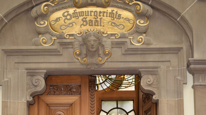 Der Eingang zum großen Schwurgerichtssaal des Tübinger Landgerichts. Hier muss sich der 47-jährige Reiterhofbesitzer bereits zum