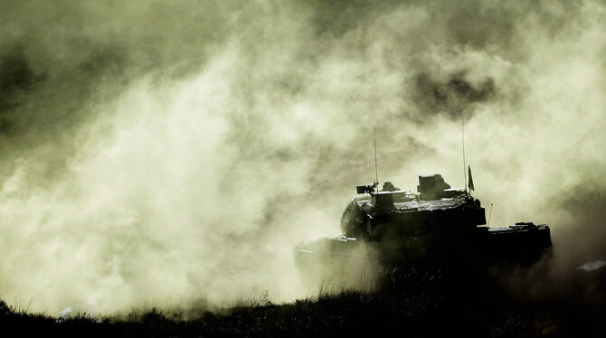 Ein Kampfpanzer Leopard 2 während einer Bundeswehrübung. Der Etat des Verteidigungsministeriums ist der zweitgrößte Posten im B