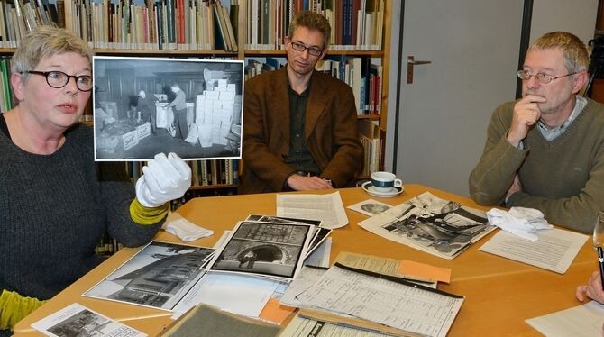 Hanne Grunert, Mitarbeiterin des Stadtarchivs, Leiter Dr. Roland Deigendsch (Mitte) und Roland Bühl, sein Stellvertreter, sichte