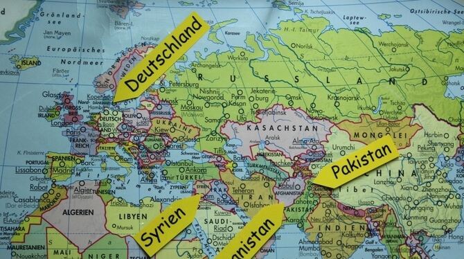 Wo Flüchtlinge und Asylbewerber derzeit vielfach herkommen, haben Kinder auf einer Weltkarte markiert. Die Sternbergschule Gomad