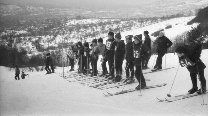 Der Jugendskitag am Wasen im Februar 1970 wurde schon von der Skischule der VfL-Skiabteilung ausgerichtet.  FOTO: BURGEMEISTER