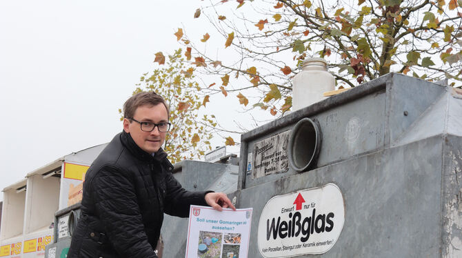 Am Glascontainer Richtung Ohmenhausen lagern immer wieder Plastiktüten voller Müll. Bürgermeister Steffen Heß hält nun mit einer