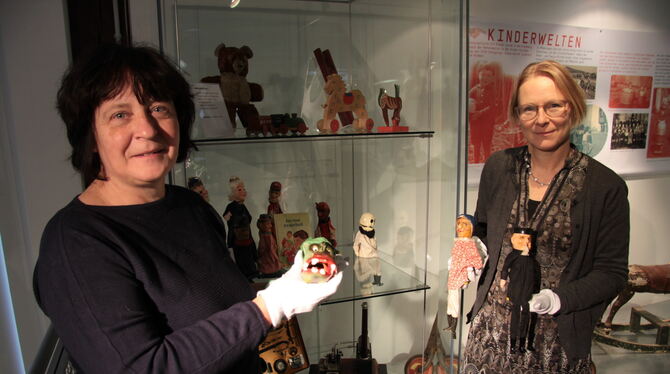 Die Mössinger Museumsmitarbeiterin Birgit Wallisser-Nuber (links) und Museumsleiterin Franziska Blum zeigen Spielpuppen von Mart