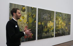 Spiel mit Ebenen und Spiegelungen: Hendrik Bündge, der Interimsleiter der Kunsthalle Baden-Baden, erläutert ein Bild von Karin K