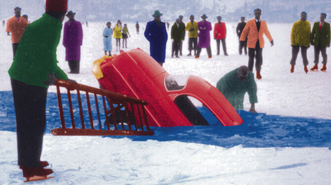 Preis des Übermuts: Helfer versuchen im Februar 1963, ein eingebrochenes Auto aus dem Bodensee-Eis zu bergen. Kolorierte Postkar