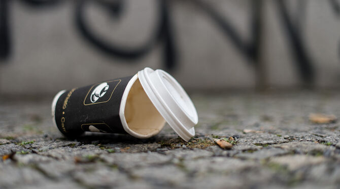 Die Alternative zu Einwegbechern sind mehrfach verwendbare Becher.  FOTO: DPA