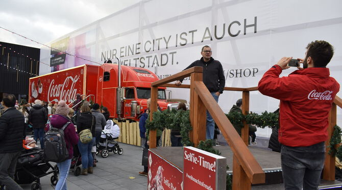Einmal mit dem Coca-Ciola-Weihnachts-Truck auf einem Foto. Dafür standen die Menschen in Metzingen Schlange. Innen wartete der W