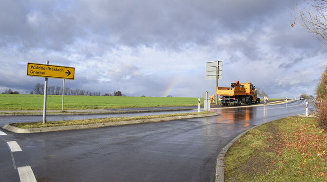 Sogar ein kleiner Regenbogen zeigte sich, als gestern auf der erneuerten Kreisstraße zwischen Pliezhausen und Gniebel die letzte
