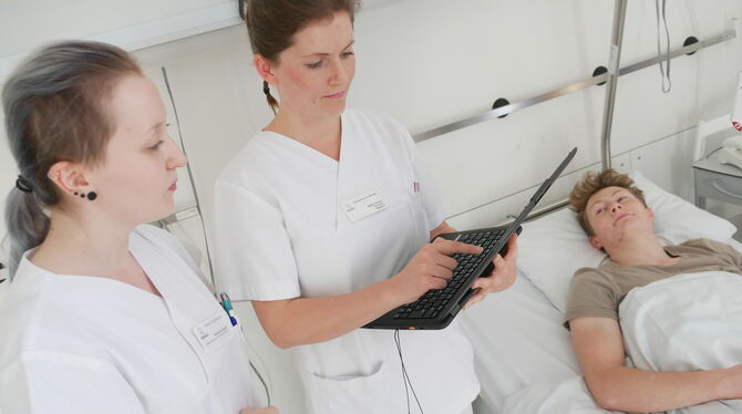 Die Kranken-schwestern Michelle Medic (links) und Aline-Marie Lehne können sämtliche Daten des Patienten auf einem  Tablet abruf