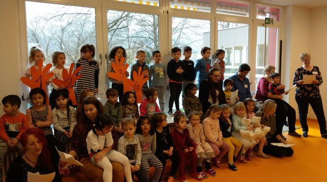Mit fröhlichen Liedern besangen Kinder und Erzieherinnen ihren neuen alten Kindergarten in der Humboldtstraße. FOTO: BÖHM