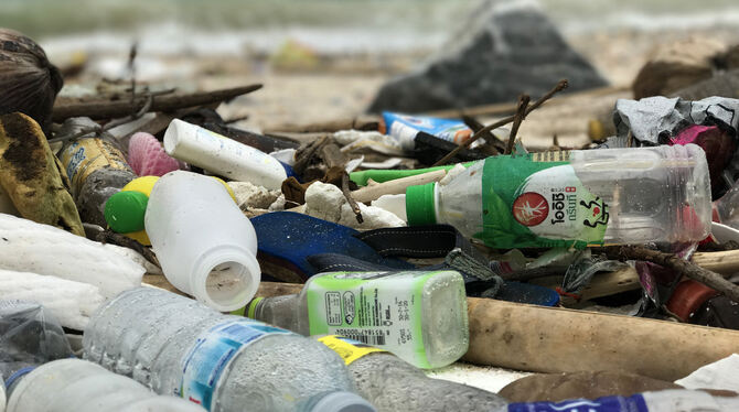Plastikmüll am Strand von Ko Sih Chang, einer Insel im Golf von Thailand. FOTO: DPA