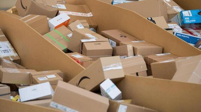 Viele Pakete liegen in einem Paketzentrum