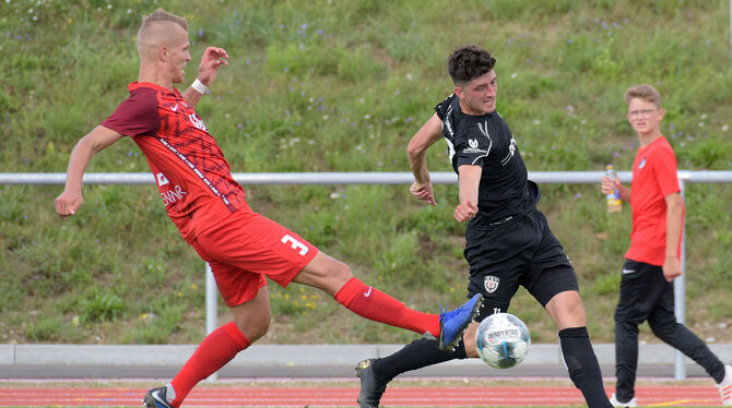 Eine Szene aus dem Vorrundenspiel in Ilshofen: Armin Zukic (schwarzes Trikot) im Zweikampf mit Timo Brenner vom TSV Ilshofen. Eine Szene aus dem Vorrundenspiel in Ilshofen: Armin Zukic (schwarzes Trikot) im Zweikampf mit Timo Brenner vom TSV Ilshofen.