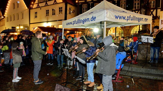 Auftakt im Regen: Die Bläserklasse 6b der Wilhelm-Hauff-Realschule eröffnet den Weihnachtsmarkt musikalisch.  FOTOS: NIETHAMMER