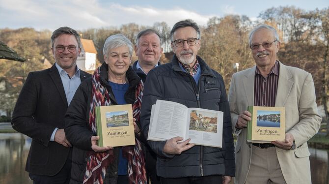 Das Zaininger  Heimatbuch-Team (von links): Ortsvorsteher Markus Class, Hilde Lamparter, Adalbert Eiben, Heinz Class und Heinz S