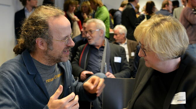 Bernhard Schölkopf (links), Direktor des Max-Planck-Instituts für Intelligente Systeme, mit Wissenschaftsministerin Theresia Bau
