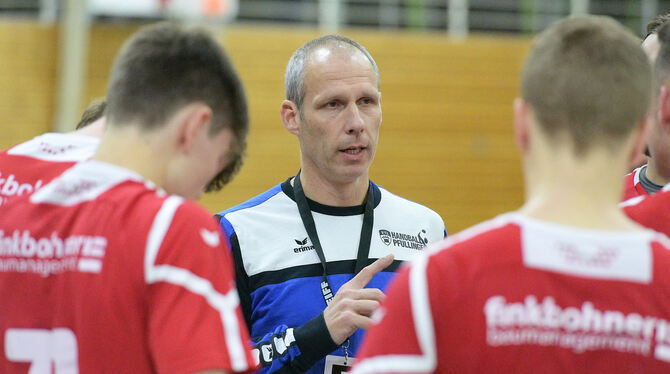Stimmt seine Schützlinge auf das Derby am Sonntag bei der SG Ober-/Unterhausen ein: Pfullingens Trainer Dietrich Bauer.  FOTO: B