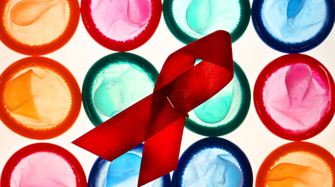 Aids-Schleifen und Kondome stehen symbolisch für den Kampf gegen HIV.  FOTO: DPA