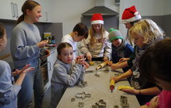 In der Weihnachtsbäckerei in Kusterdingen wurden Plätzchen ausgestochen.