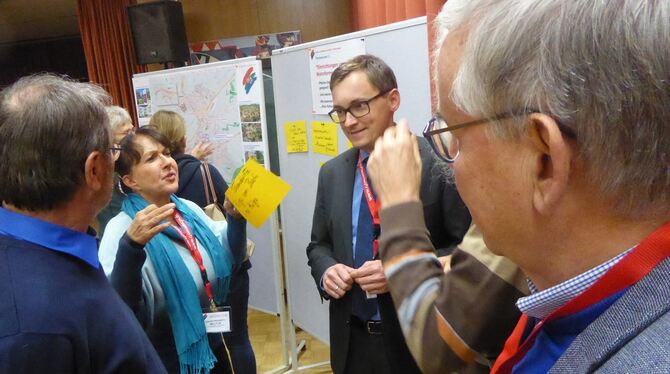 Uschi Prawitt-Molitor, Steffen Heß und Michael Lucke diskutieren mit den Bürgern über ihre Wünsche.  FOTO: BERNKLAU