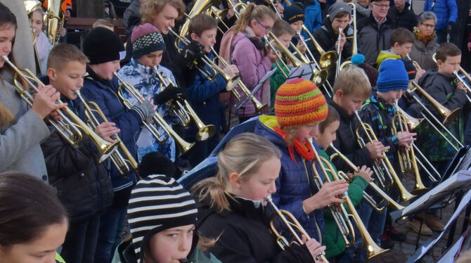 Weihnachtliche Klänge verbreitet die Bläserklasse der Burghof-Schule in Ofterdingen. Wegen des schönen Ambientes kommen auch Tou