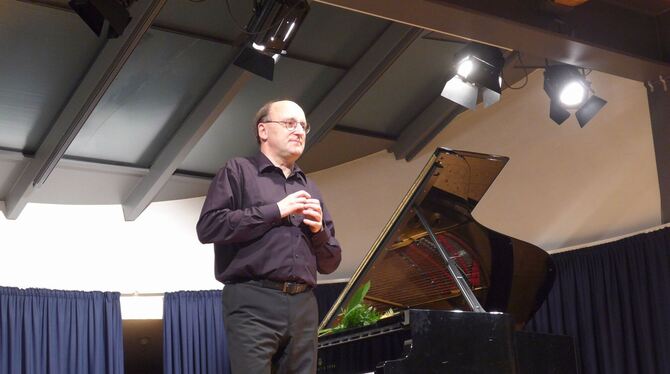 Pianist Michael Endres trat in Münsingen in der Zehntscheuer auf.  FOTO: KADEN