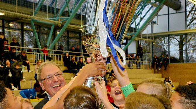 Reutlingens Oberbürgermeister Thomas Keck überreicht den Siegerpokal.