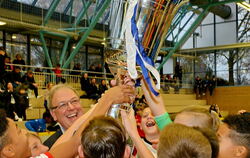 Reutlingens Oberbürgermeister Thomas Keck überreicht den Siegerpokal. 