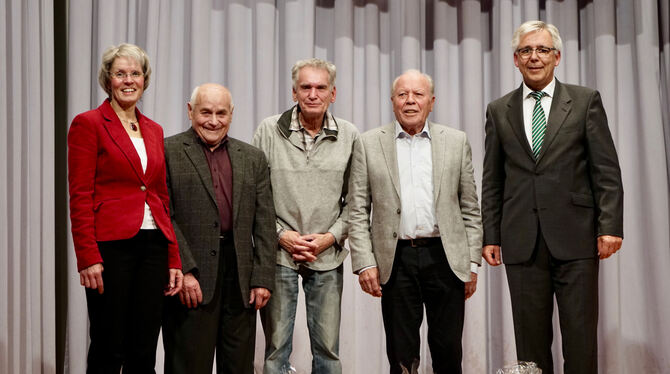 Die TSV-Vorsitzenden Andrea Tschan und Andreas Deuble (rechts) ehrten für 70 und 50 Jahre Mitgliedschaft Walter Schenk, Horst Wi