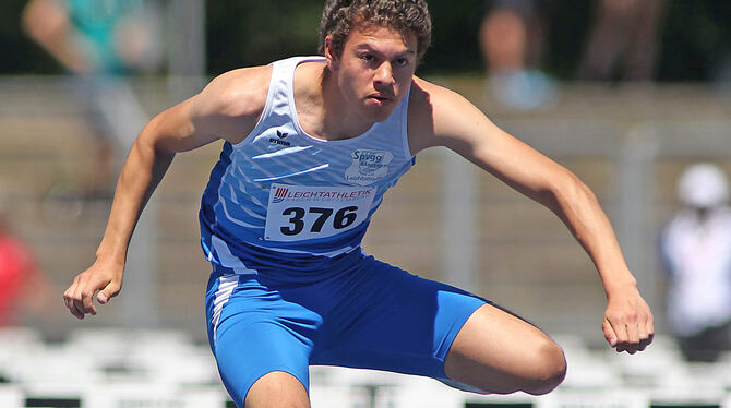 David Frank bei einem Lauf über 110-Meter-Hürden. FOTO: GÖRLITZ