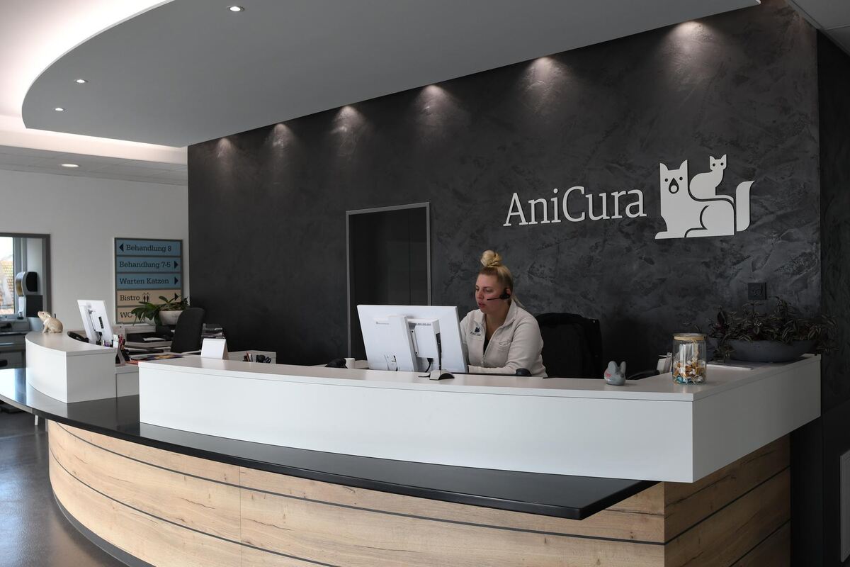 Der Empfangsbereich des Kleintiermedizinischen Zentrums sieht wie eine Hotelrezeption aus.