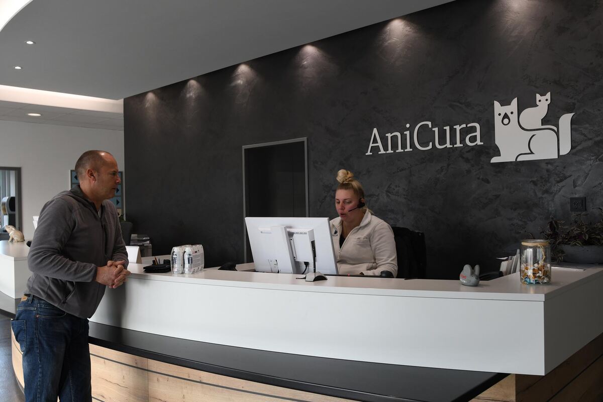 Auch das ist Wochenenddienst in der Tierklinik: Dieser Tierfreund holt spezielle Flüssignahrung ab.