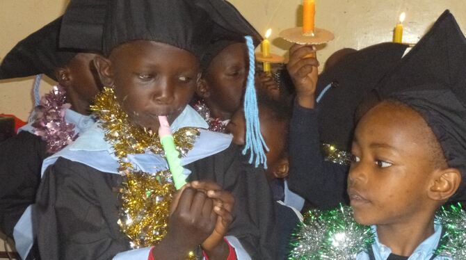 Bevor die Kleinen  in die erste Klasse kommen, wird in Kenia das Ende der Vorschule festlich begangen.  FOTO: PRIVAT