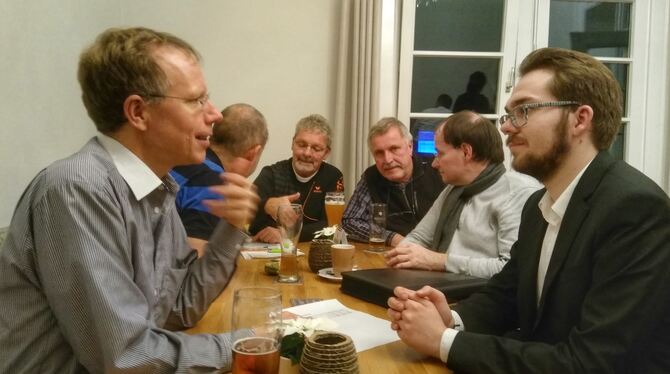 Urs Ruth (links) und Jörg Körbel (Dritter von links) von der Projektgruppe Radverkehr im Gespräch mit dem Pfullinger Kommunalpol Urs Ruth (links) und Jörg Körbel (Dritter von links) von der Projektgruppe Radverkehr im Gespräch mit dem Pfullinger Kommunalpol