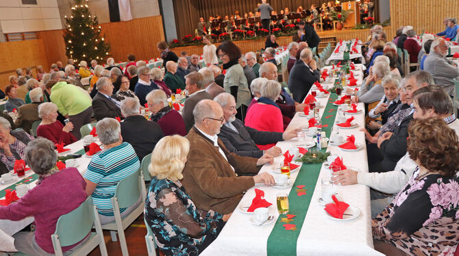 Gut besucht war der Seniorennachmittag am ersten Adventssonntag in der Trochtelfinger Werdenberghalle. FOTO: BLOCHING